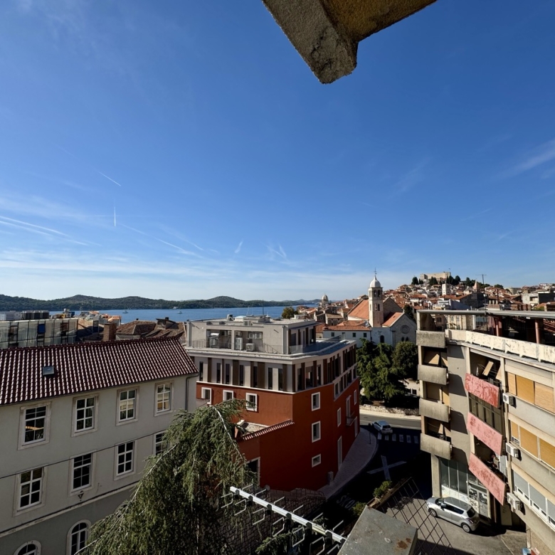 Šibenik, Centar: Prostran jednosoban stan nadomak rive s prekrasnim pogledom 50m2