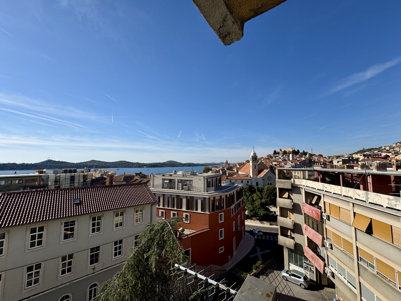 Šibenik, Centar: Prostran jednosoban stan nadomak rive s prekrasnim pogledom 50m2